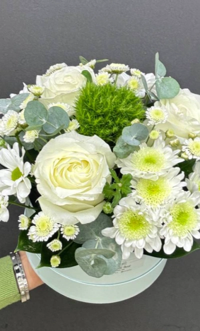 Композиция в шляпной коробке  из белых роз, хризантем и эвкалипта «Зефир»