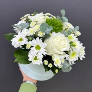 Композиция в шляпной коробке  из белых роз, хризантем и эвкалипта &laquo;Зефир&raquo; 1