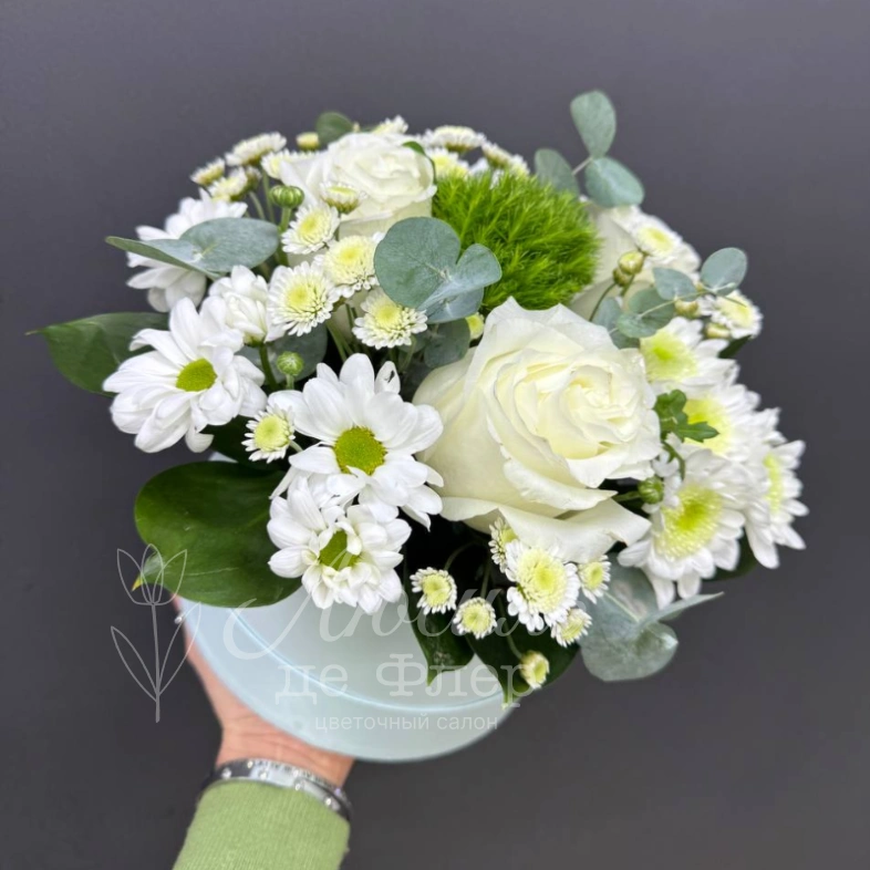 Композиция в шляпной коробке  из белых роз, хризантем и эвкалипта &laquo;Зефир&raquo;