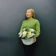 Композиция в шляпной коробке  из белых роз, хризантем и эвкалипта &laquo;Зефир&raquo; 4