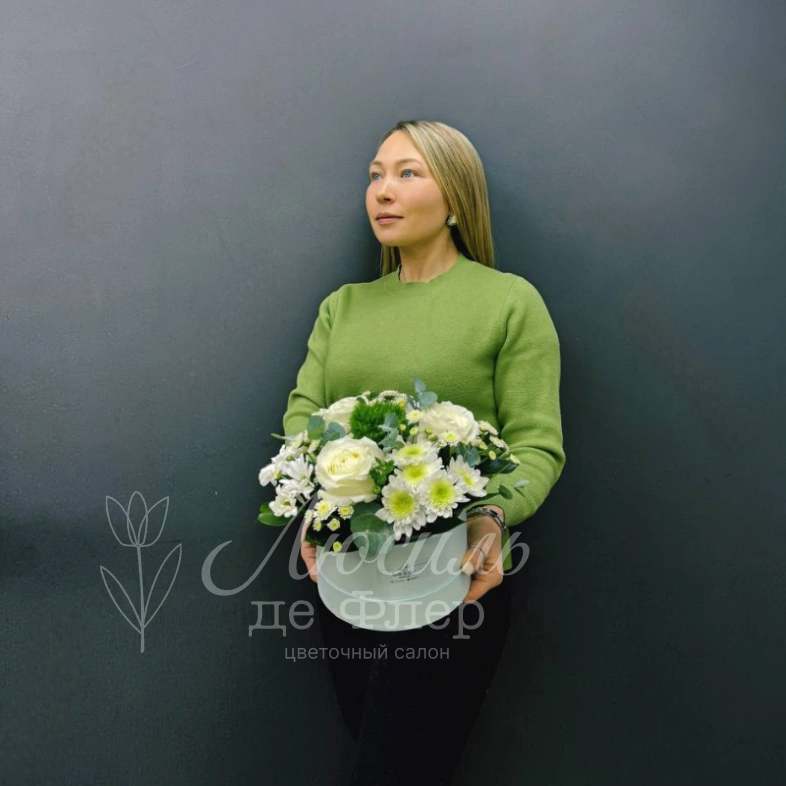 Композиция в шляпной коробке  из белых роз, хризантем и эвкалипта &laquo;Зефир&raquo;