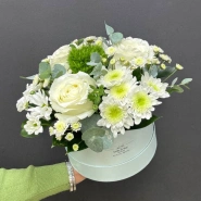 Композиция в шляпной коробке  из белых роз, хризантем и эвкалипта &laquo;Зефир&raquo; 2