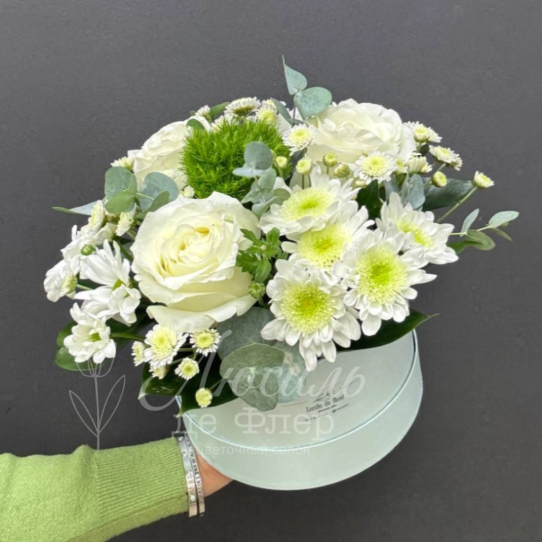 Композиция в шляпной коробке  из белых роз, хризантем и эвкалипта &laquo;Зефир&raquo;