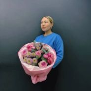 Сборный букет из розовых роз и хризантем с эвкалиптом &laquo;Розовые сны&raquo; 3