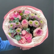 Сборный букет из розовых роз и хризантем с эвкалиптом &laquo;Розовые сны&raquo; 0