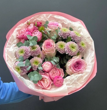 Сборный букет из розовых роз и хризантем с эвкалиптом «Розовые сны»