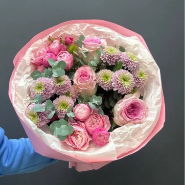 Сборный букет из розовых роз и хризантем с эвкалиптом «Розовые сны»