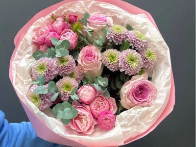 Сборный букет из розовых роз и хризантем с эвкалиптом «Розовые сны»