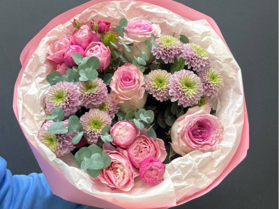 Сборный букет из розовых роз и хризантем с эвкалиптом «Розовые сны»