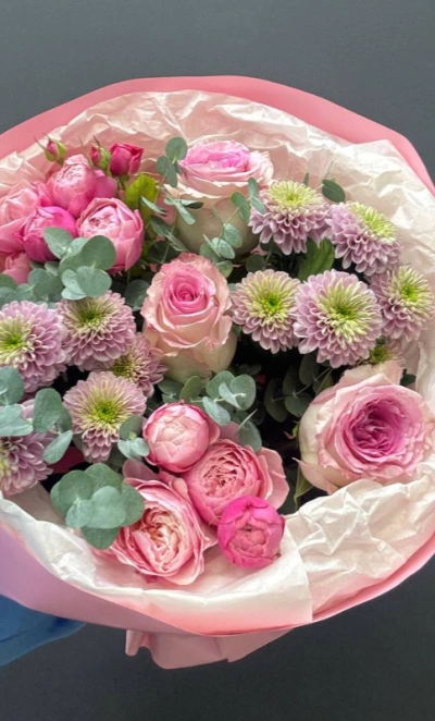 Сборный букет из розовых роз и хризантем с эвкалиптом «Розовые сны»