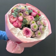 Сборный букет из розовых роз и хризантем с эвкалиптом &laquo;Розовые сны&raquo; 1