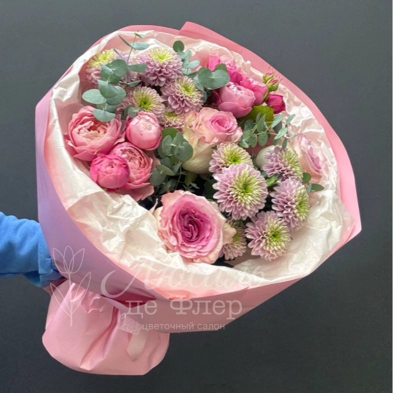 Сборный букет из розовых роз и хризантем с эвкалиптом &laquo;Розовые сны&raquo;