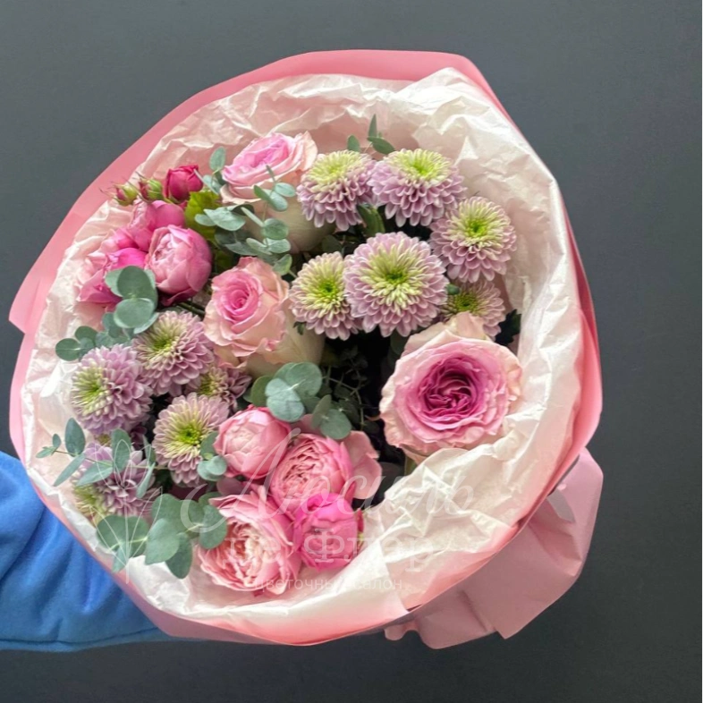 Сборный букет из розовых роз и хризантем с эвкалиптом &laquo;Розовые сны&raquo;