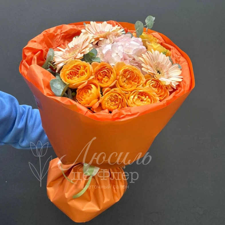 Сборный букет из гербер, гортензии, кустовой розы и &laquo;Осенний вальс&raquo;