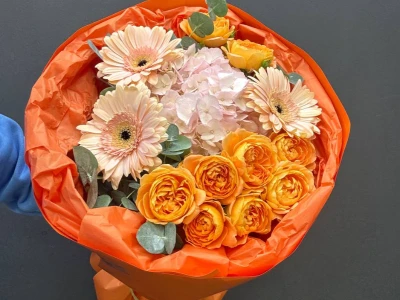 Сборный букет из гербер, гортензии, кустовой розы и «Осенний вальс»