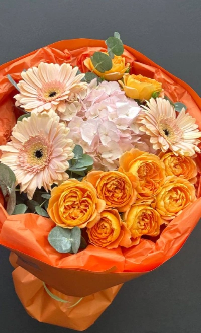 Сборный букет из гербер, гортензии, кустовой розы и «Осенний вальс»