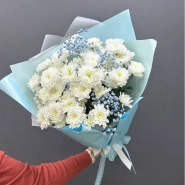 Букет из хризантем с голубой гипсофилой &laquo;Небесный&raquo; 2