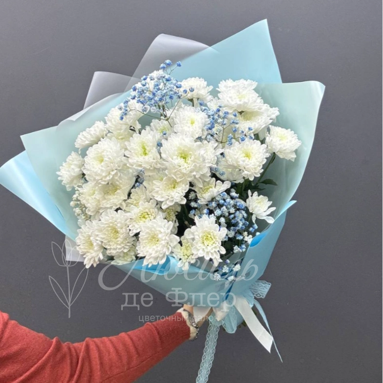 Букет из хризантем с голубой гипсофилой &laquo;Небесный&raquo;