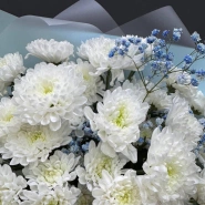 Букет из хризантем с голубой гипсофилой &laquo;Небесный&raquo; 3