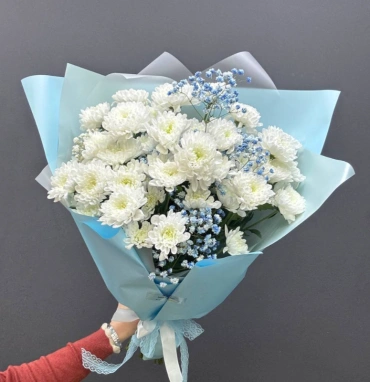 Букет из хризантем с голубой гипсофилой «Небесный»