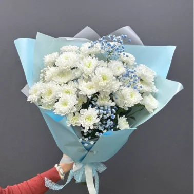Букет из хризантем с голубой гипсофилой «Небесный»