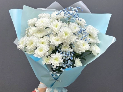Букет из хризантем с голубой гипсофилой «Небесный»