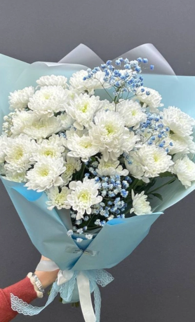 Букет из хризантем с голубой гипсофилой «Небесный»