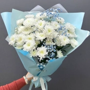 Букет из хризантем с голубой гипсофилой &laquo;Небесный&raquo; 1
