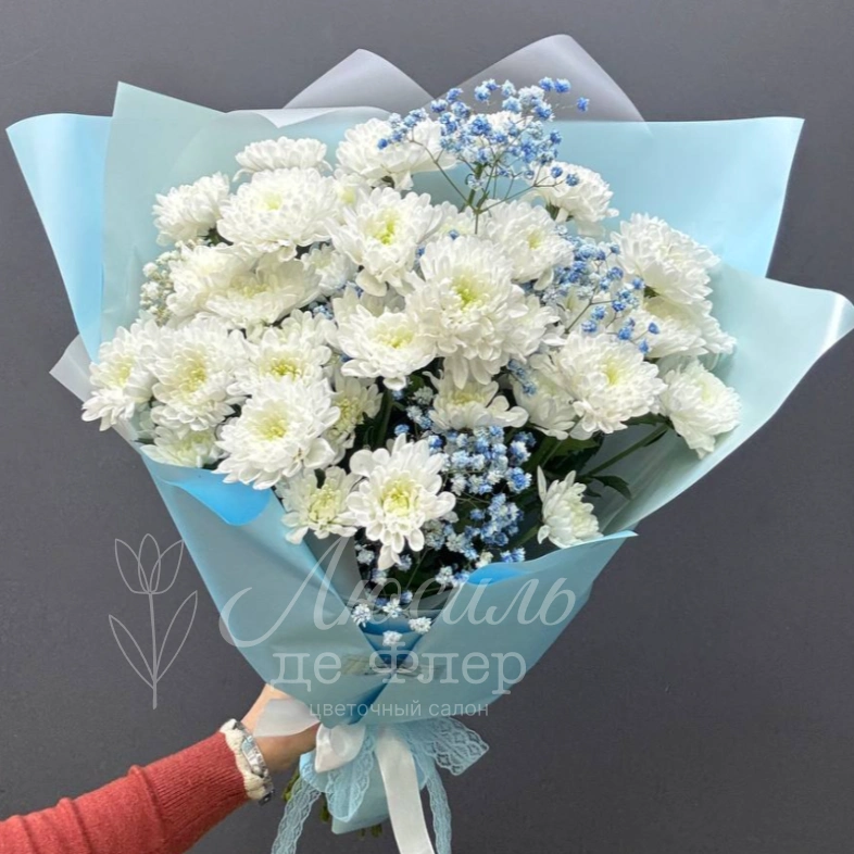 Букет из хризантем с голубой гипсофилой &laquo;Небесный&raquo;