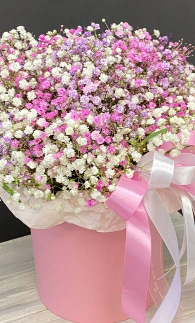 Монобукет из гипсофилы в шляпной коробке «Розовое облако»