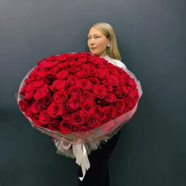 Монобукет из 101 красной розы «Море алых роз»
