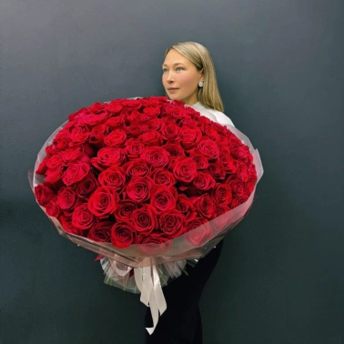 Монобукет из 101 красной розы «Море алых роз»