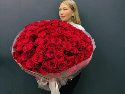 Монобукет из 101 красной розы «Море алых роз»