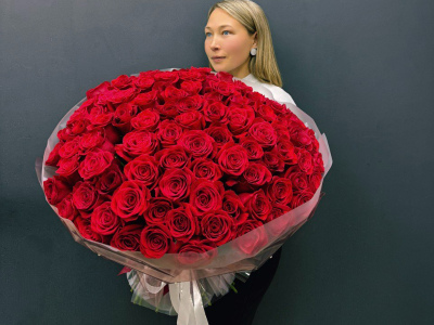 Монобукет из 101 красной розы «Море алых роз»