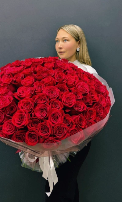 Монобукет из 101 красной розы «Море алых роз»