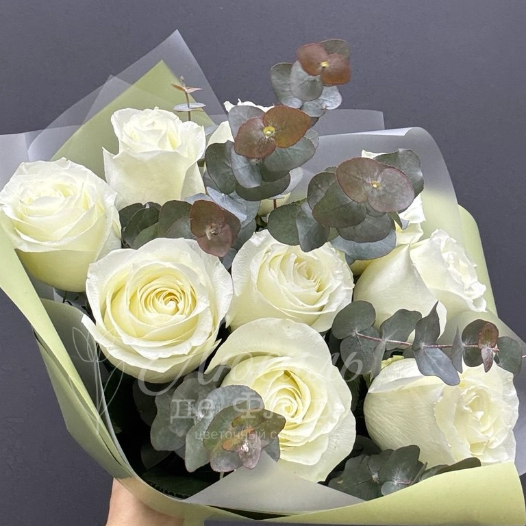 Монобукет из белых роз с эвкалиптом &laquo;Роскошь&raquo;