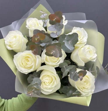 Монобукет из белых роз с эвкалиптом «Роскошь»