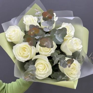Монобукет из белых роз с эвкалиптом «Седая ночь»