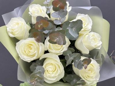 Монобукет из белых роз с эвкалиптом «Седая ночь»