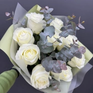 Монобукет из белых роз с эвкалиптом &laquo;Роскошь&raquo; 1