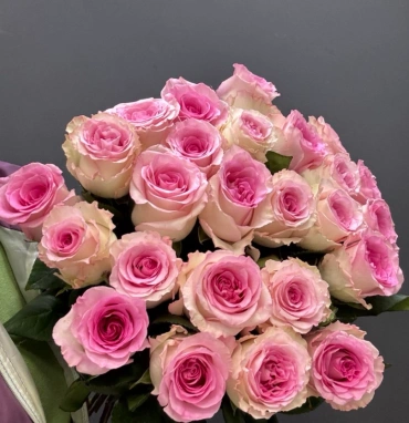 Монобукет из 25 розовых роз «Мадлен»
