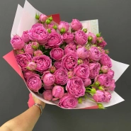 Монобукет из пионовидных кустовых роз &laquo;Малина&raquo; 0