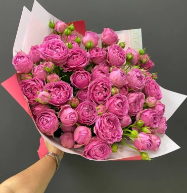 Монобукет из пионовидных кустовых роз «Малина»