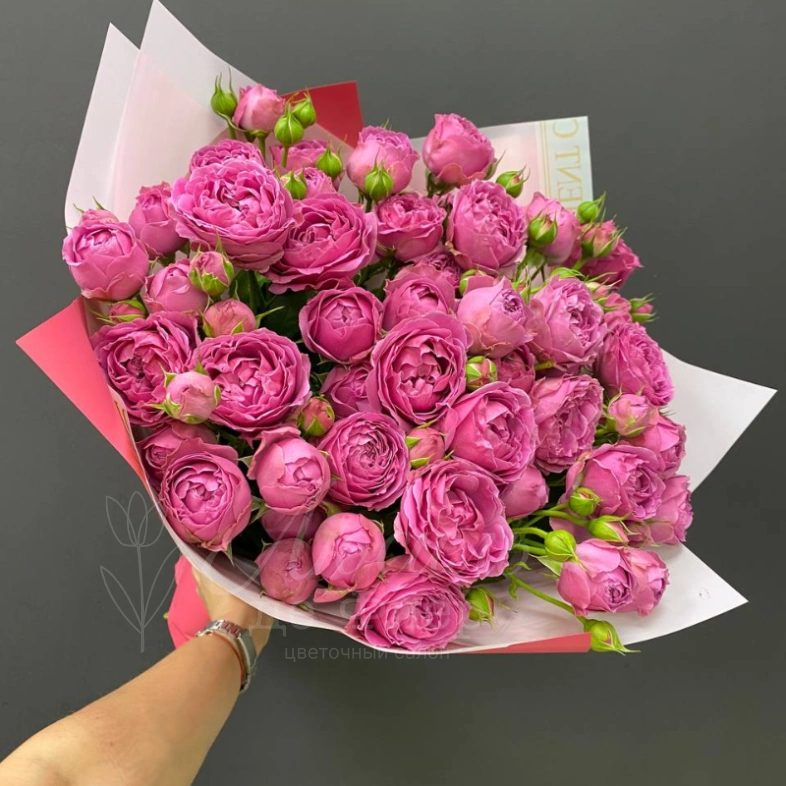 Монобукет из пионовидных кустовых роз &laquo;Малина&raquo;