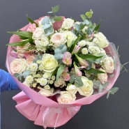 Сборный букет из белых роз и хризантем &laquo;Очарование&raquo; 0