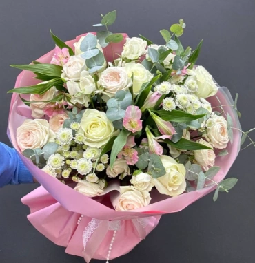 Сборный букет из белых роз и хризантем «Очарование»