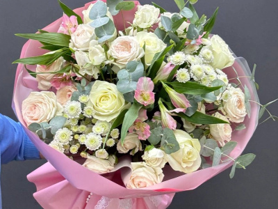 Сборный букет из белых роз и хризантем «Очарование»