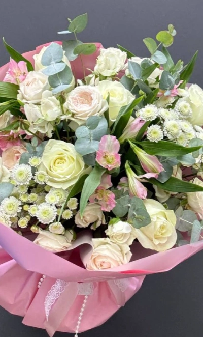 Сборный букет из белых роз и хризантем «Очарование»