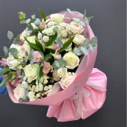 Сборный букет из белых роз и хризантем &laquo;Очарование&raquo; 2