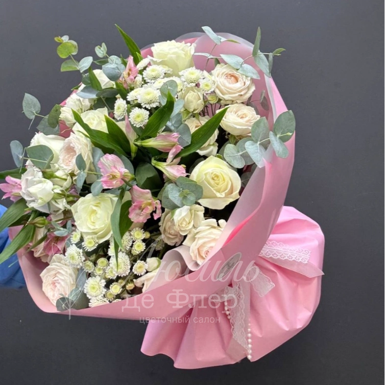 Сборный букет из белых роз и хризантем &laquo;Очарование&raquo;